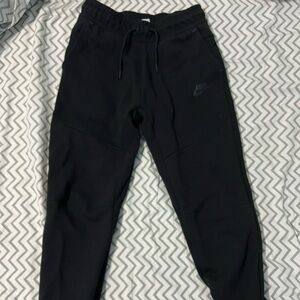 Boys Nike Tech Joggers (Black, Size L)